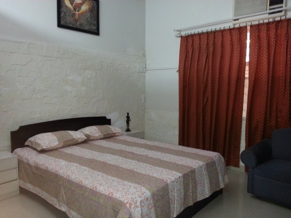 1 bedroom studio apartment near Jaslok hospital Peddar road